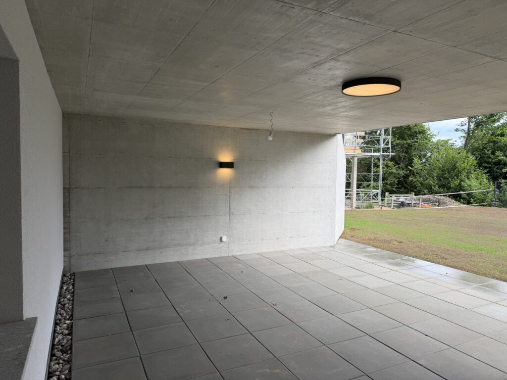 Terrasse couverte créée en extension d’une villa par Home Création Architecture, entreprise de rénovation à Blonay