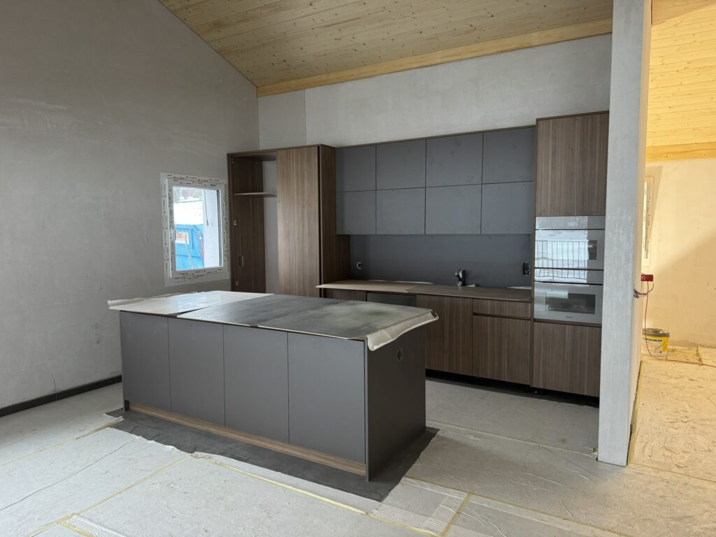 Cuisine avec îlot réalisée par Home Création Architecture, entreprise de rénovation à Bulle