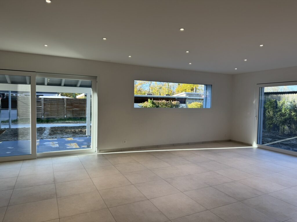 Séjour lumineux rénové par Home Création Architecture, entreprise de rénovation à Morat