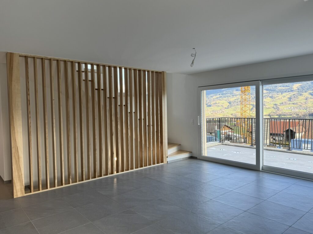 Séjour rénové avec claustra en bois par Home Création Architecture, rénovation de maison ancienne à Fribourg